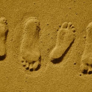 footprints-21177_640